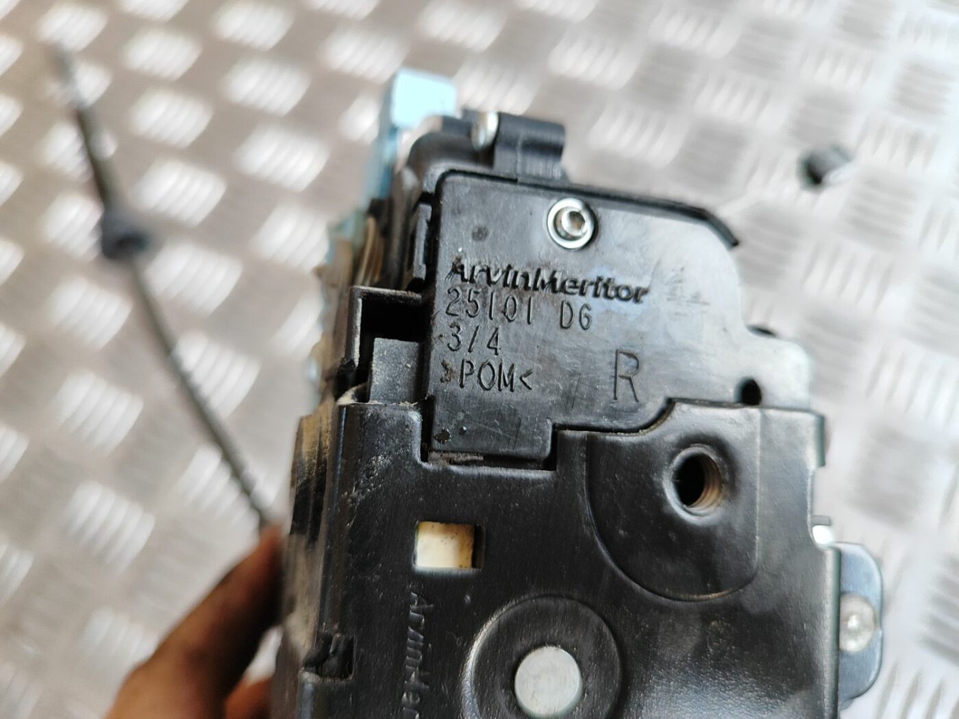 Aizmugurējo labo durvju slēdzene priekš SKODA OCTAVIA 2008 3 Aizmugurējo labo durvju slēdzene priekš SKODA OCTAVIA 2008