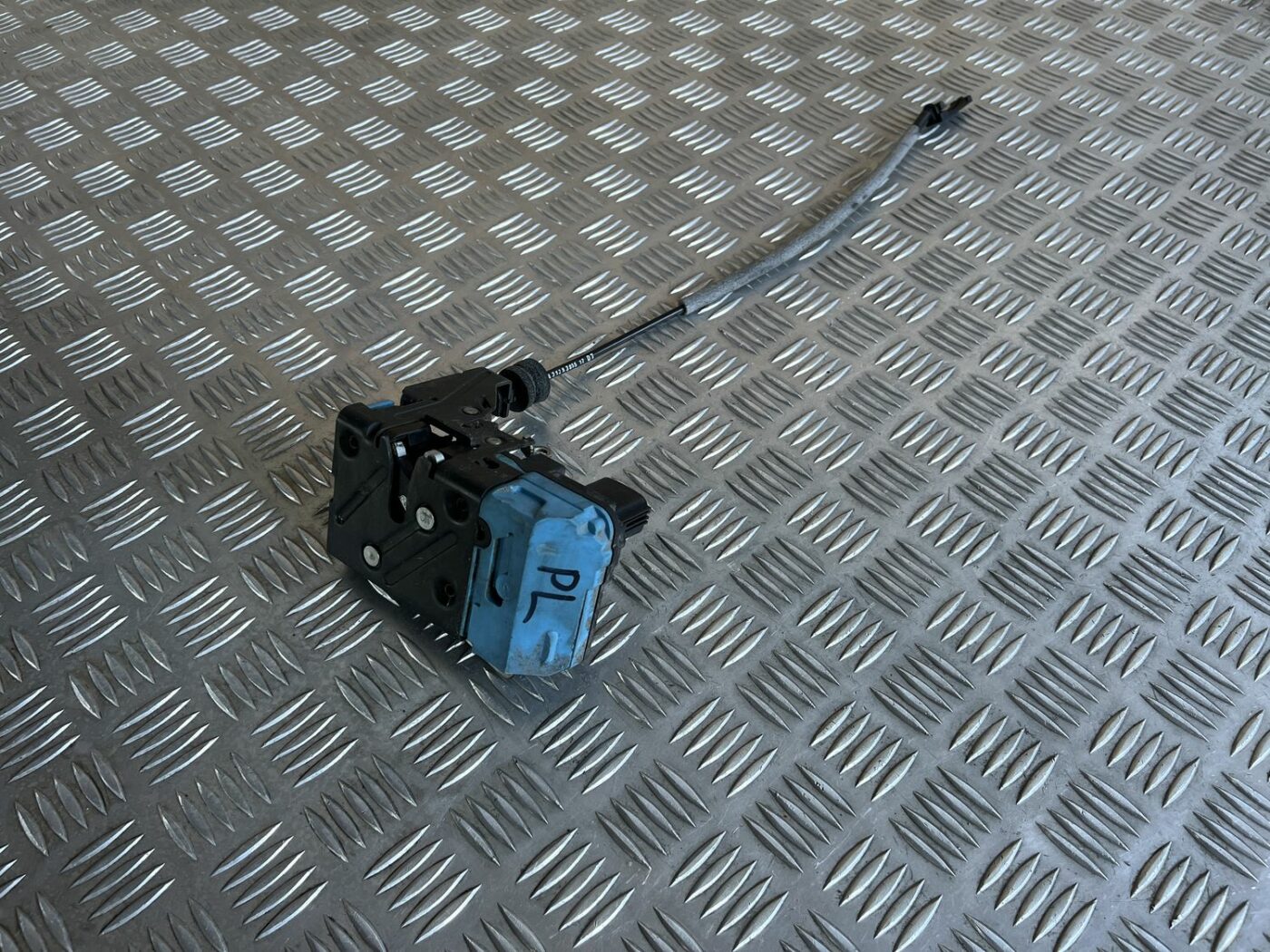 Priekšējo labo durvju slēdzene priekš VOLVO S60 2007 2 Priekšējo labo durvju slēdzene priekš VOLVO S60 2007