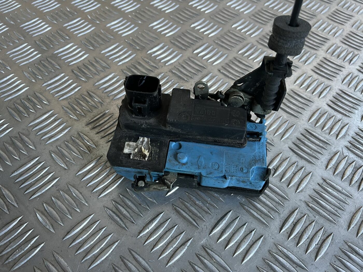 Priekšējo labo durvju slēdzene priekš VOLVO S60 2007 3 Priekšējo labo durvju slēdzene priekš VOLVO S60 2007