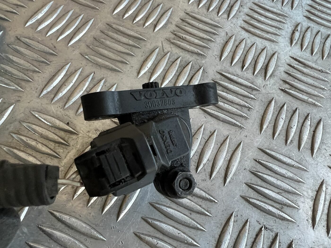 Kloķvārpstas devējs priekš VOLVO S60 2007 2 Kloķvārpstas devējs priekš VOLVO S60 2007