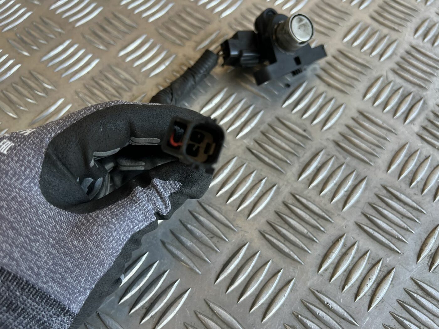 Kloķvārpstas devējs priekš VOLVO S60 2007 3 Kloķvārpstas devējs priekš VOLVO S60 2007