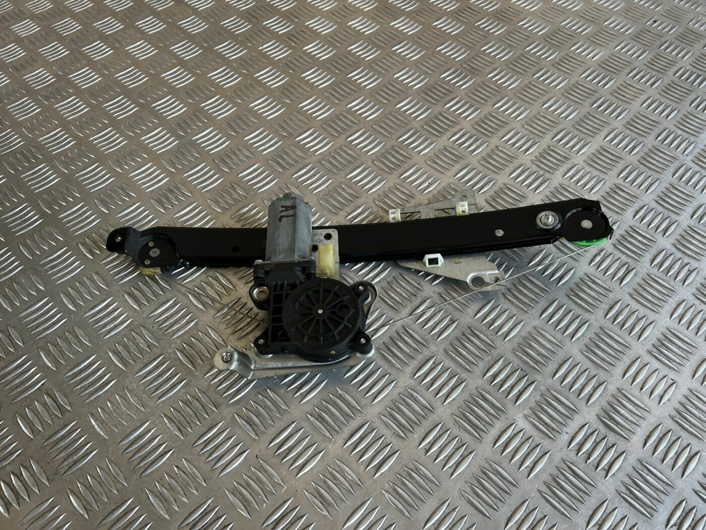 Stikla pacelšanas mehānisms aizmugurējais labais priekš VOLVO S60 2007 1 Stikla pacelšanas mehānisms aizmugurējais labais priekš VOLVO S60 2007