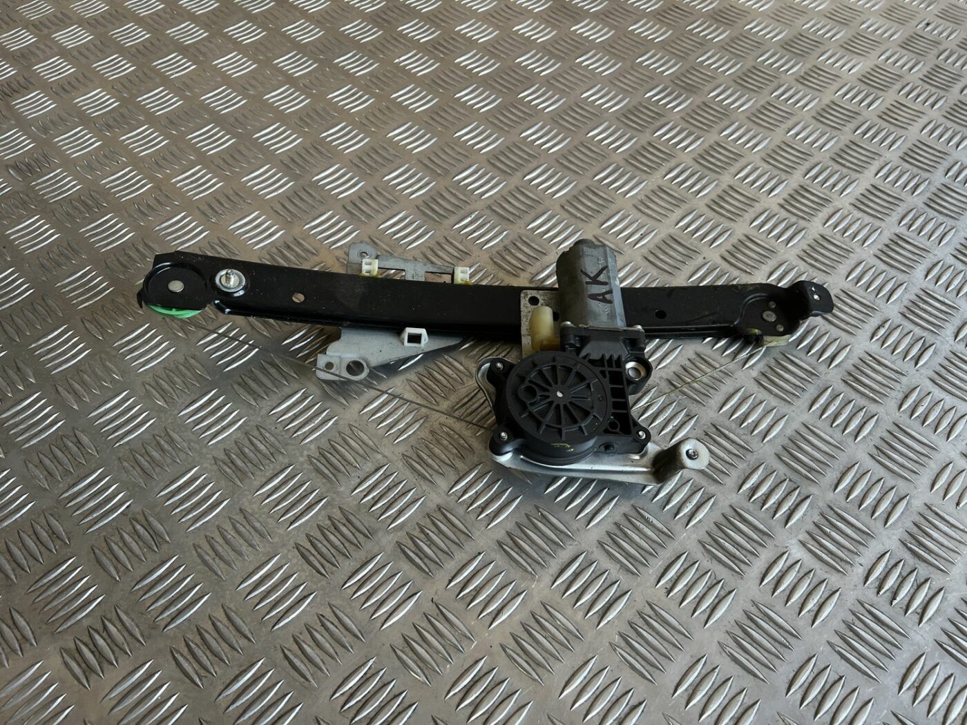 Stikla pacelšanas mehānisms aizmugurējais kreisais priekš VOLVO S60 2007 2 Stikla pacelšanas mehānisms aizmugurējais kreisais priekš VOLVO S60 2007