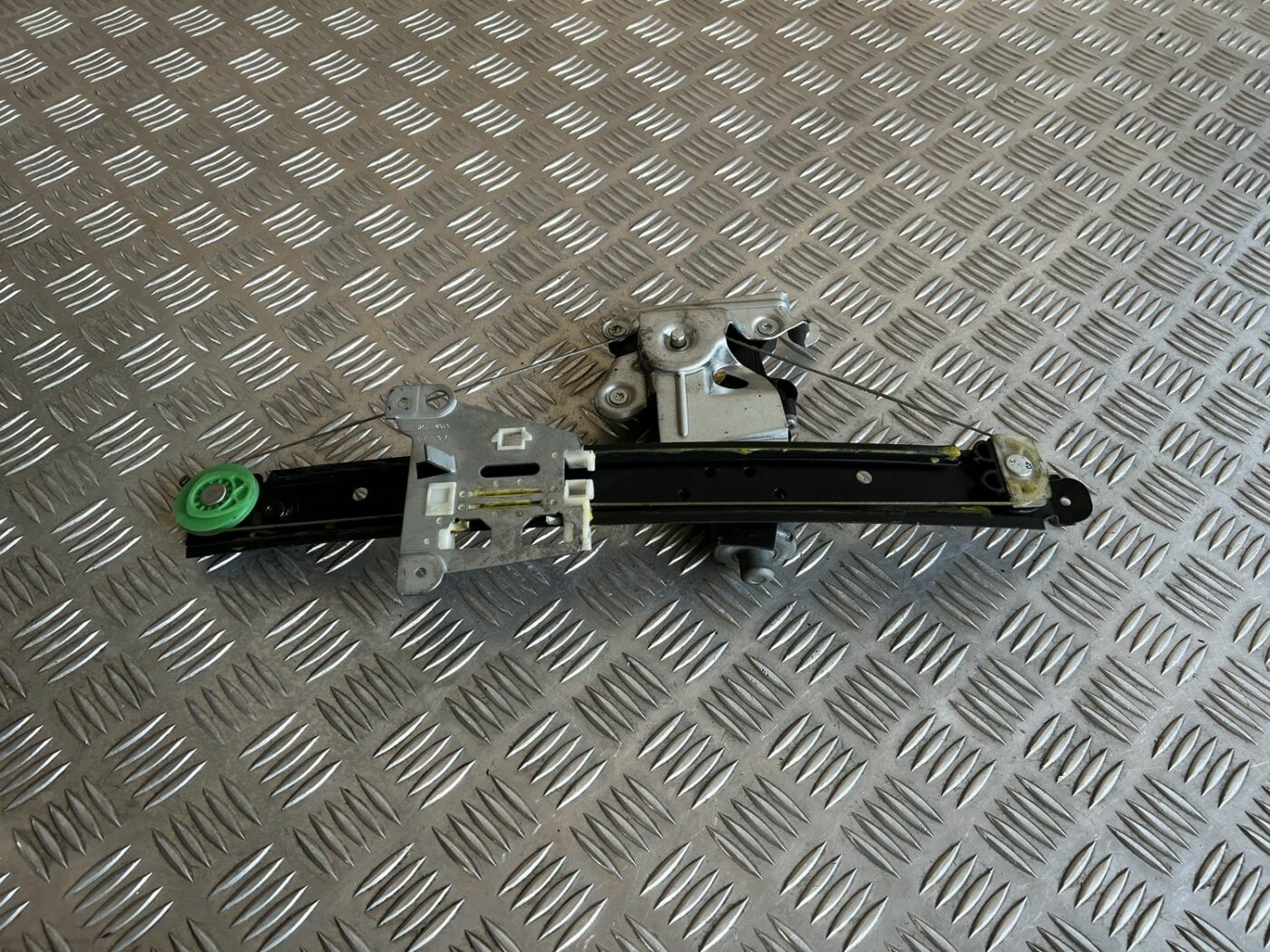 Stikla pacelšanas mehānisms aizmugurējais kreisais priekš VOLVO S60 2007 1 Stikla pacelšanas mehānisms aizmugurējais kreisais priekš VOLVO S60 2007