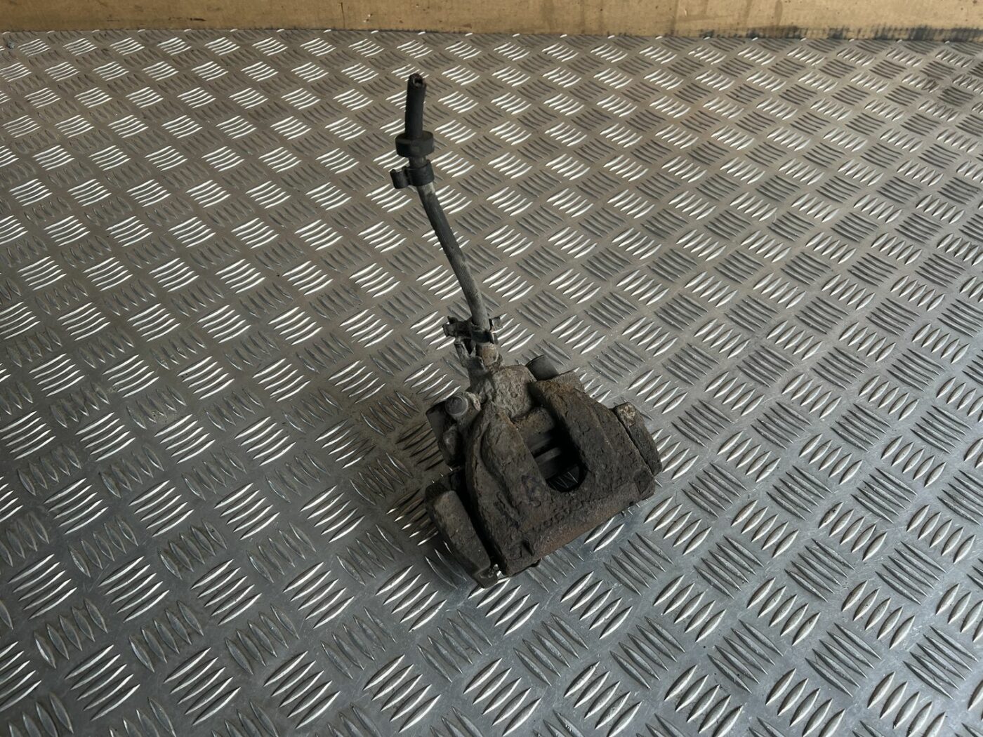 Aizmugurējais labais suports priekš VOLVO S60 2007 1 Aizmugurējais labais suports priekš VOLVO S60 2007