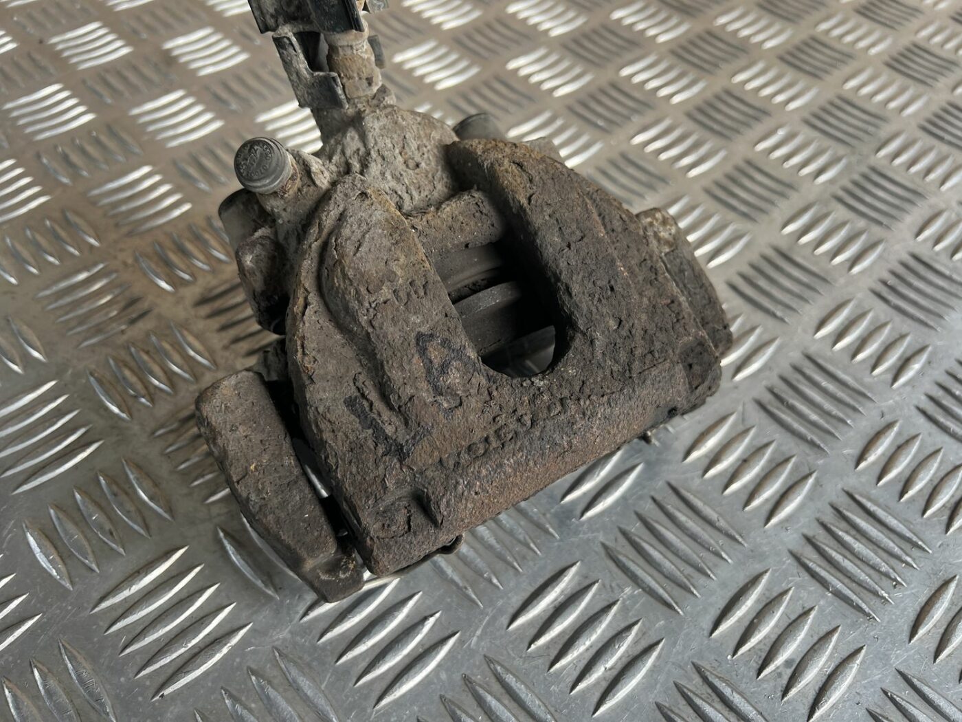 Aizmugurējais labais suports priekš VOLVO S60 2007 2 Aizmugurējais labais suports priekš VOLVO S60 2007