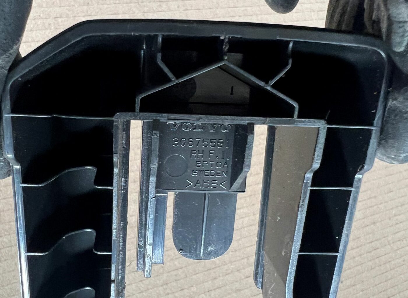 Salona plastmasa priekš VOLVO S60 2007 3 Salona plastmasa priekš VOLVO S60 2007