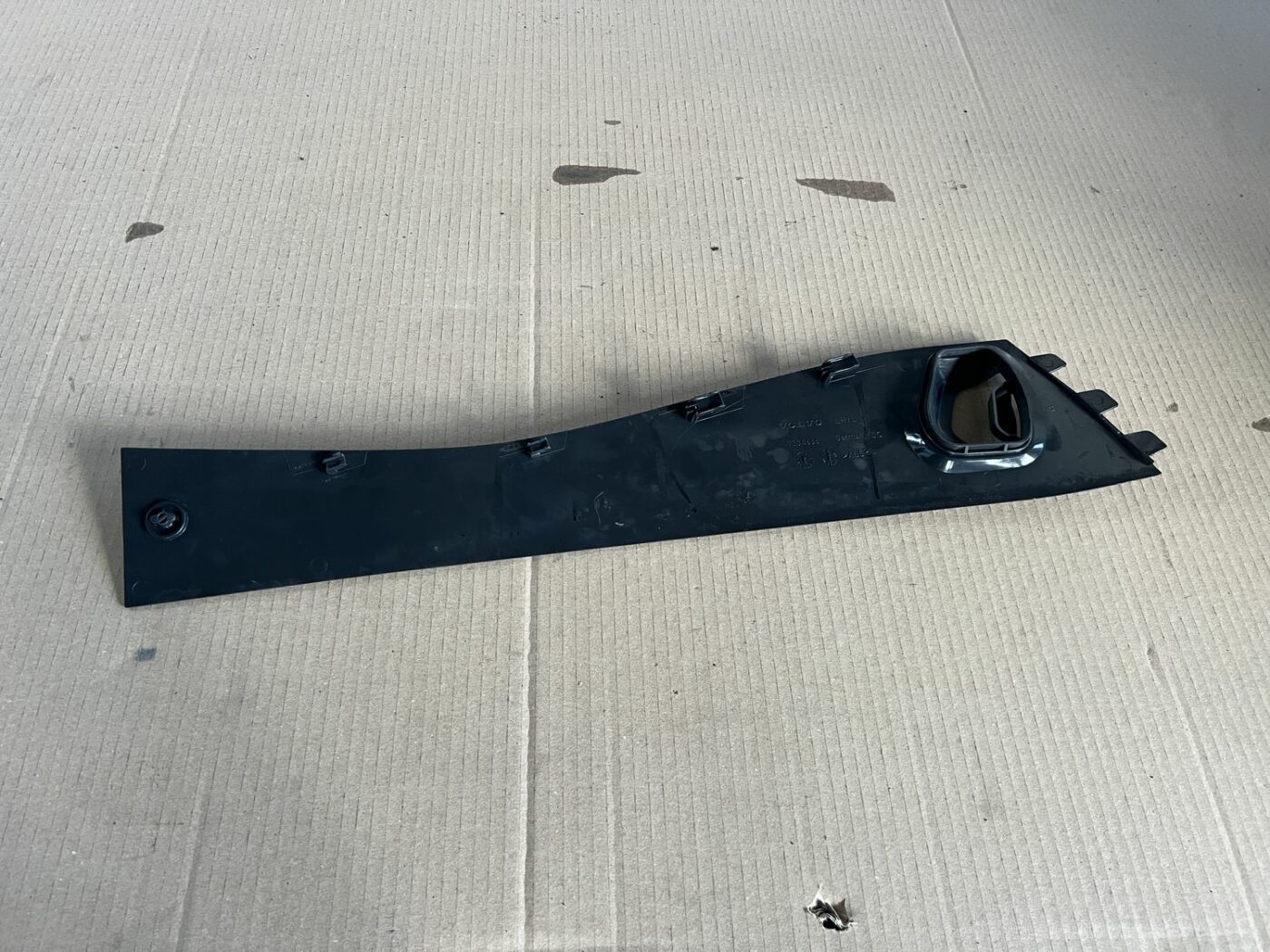 Centrālās konsoles (apdares) sānu panelis priekš VOLVO S60 2007 2 Centrālās konsoles (apdares) sānu panelis priekš VOLVO S60 2007