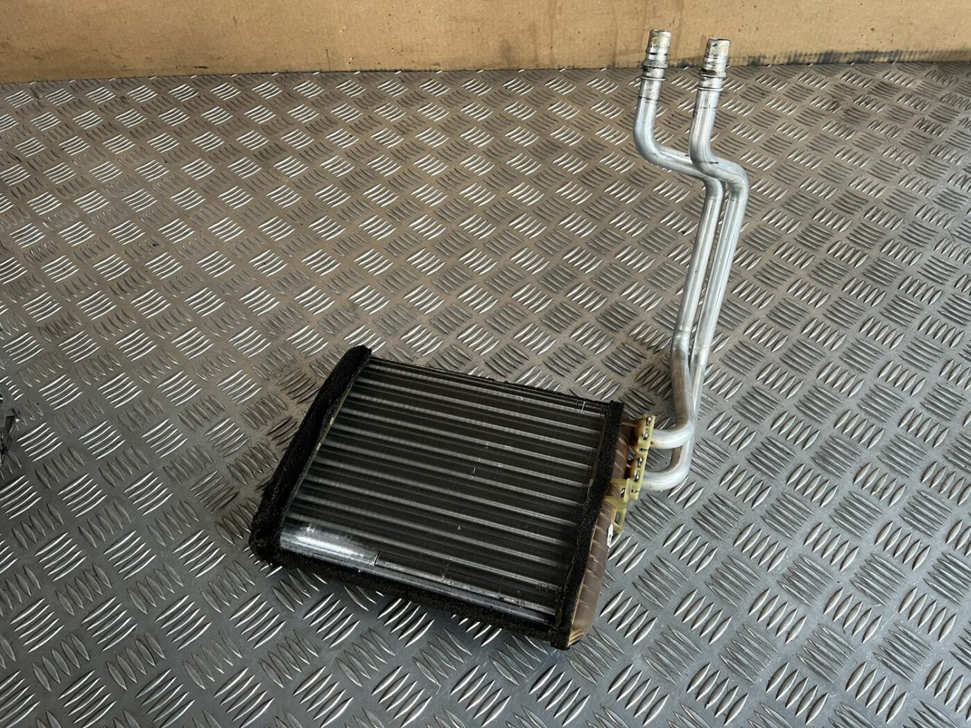 Apsildes sistēmas radiators priekš VOLVO S60 2007 1 Apsildes sistēmas radiators priekš VOLVO S60 2007
