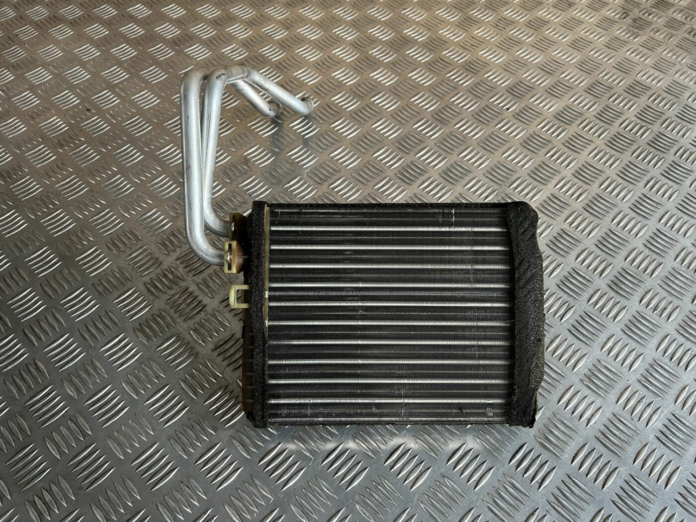 Apsildes sistēmas radiators priekš VOLVO S60 2007 4 Apsildes sistēmas radiators priekš VOLVO S60 2007