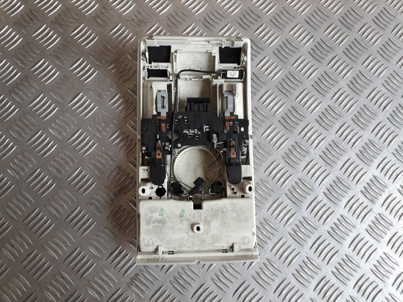 Salona apgaismojuma panelis priekš AUDI A6 AVANT 2006 7 Salona apgaismojuma panelis priekš AUDI A6 AVANT 2006