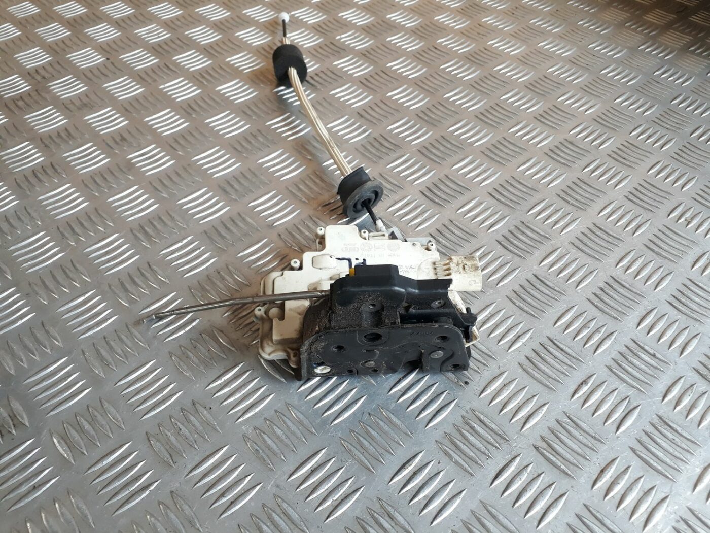 Priekšējo labo durvju slēdzene priekš AUDI A6 AVANT 2006 1 Priekšējo labo durvju slēdzene priekš AUDI A6 AVANT 2006