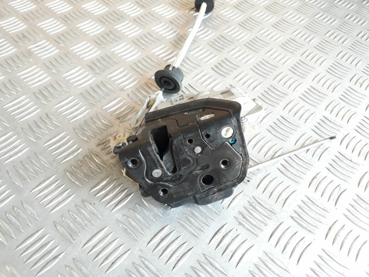 Priekšējo labo durvju slēdzene priekš AUDI A6 AVANT 2006 2 Priekšējo labo durvju slēdzene priekš AUDI A6 AVANT 2006