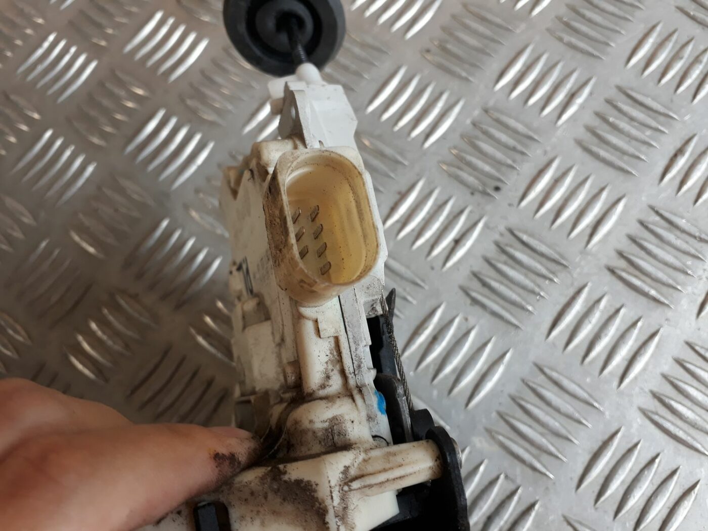 Priekšējo labo durvju slēdzene priekš AUDI A6 AVANT 2006 4 Priekšējo labo durvju slēdzene priekš AUDI A6 AVANT 2006