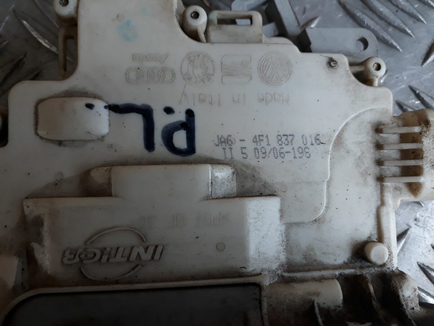 Priekšējo labo durvju slēdzene priekš AUDI A6 AVANT 2006 3 Priekšējo labo durvju slēdzene priekš AUDI A6 AVANT 2006