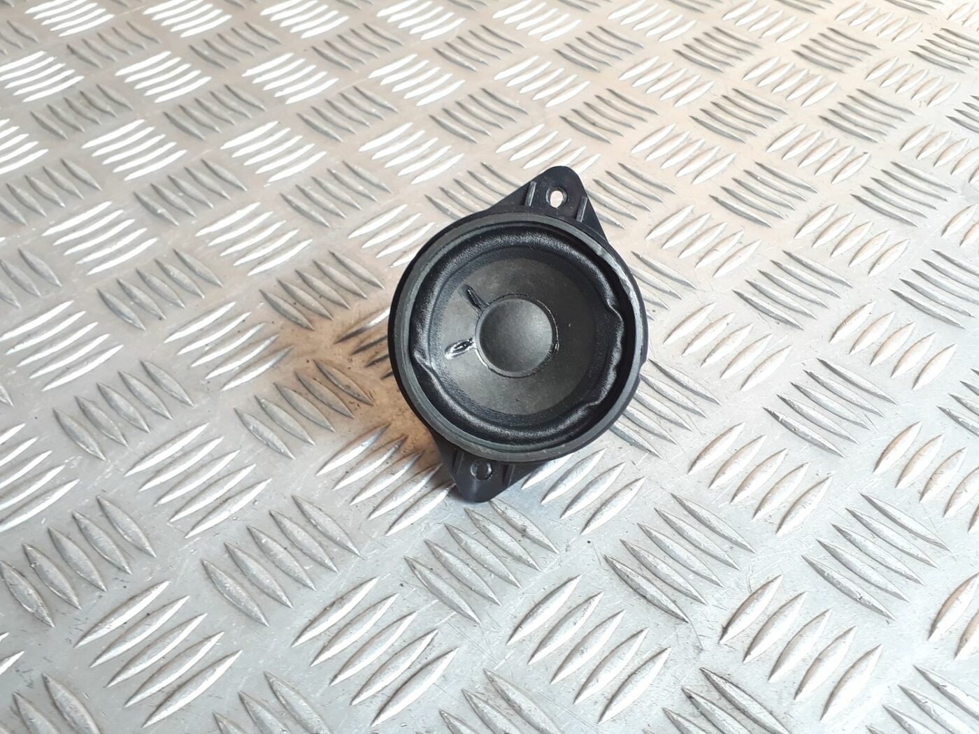 Mērinstrumentu paneļa skaļrunis priekš AUDI A6 AVANT 2006 1 Mērinstrumentu paneļa skaļrunis priekš AUDI A6 AVANT 2006