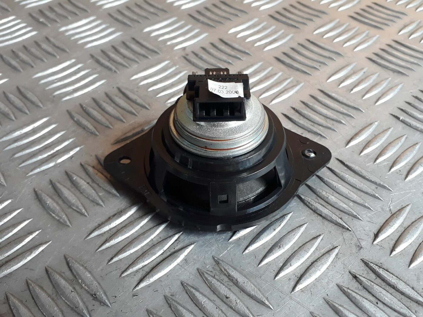 Mērinstrumentu paneļa skaļrunis priekš AUDI A6 AVANT 2006 2 Mērinstrumentu paneļa skaļrunis priekš AUDI A6 AVANT 2006