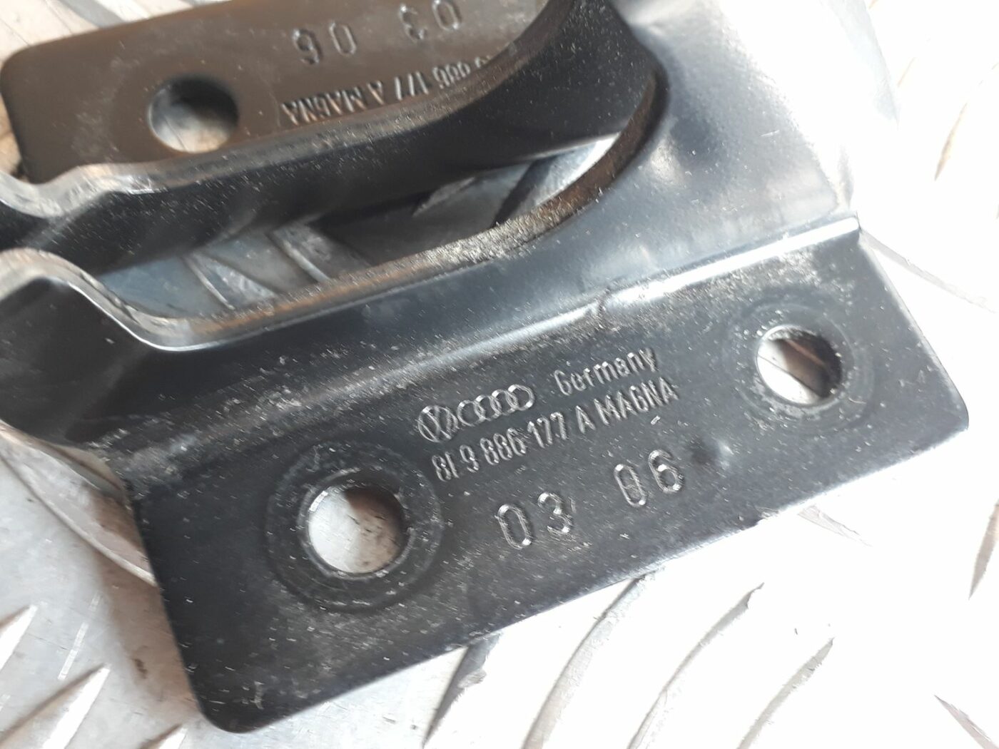 Aizmugurēja sēdekļa kronšteins priekš AUDI A6 AVANT 2006 4 Aizmugurēja sēdekļa kronšteins priekš AUDI A6 AVANT 2006