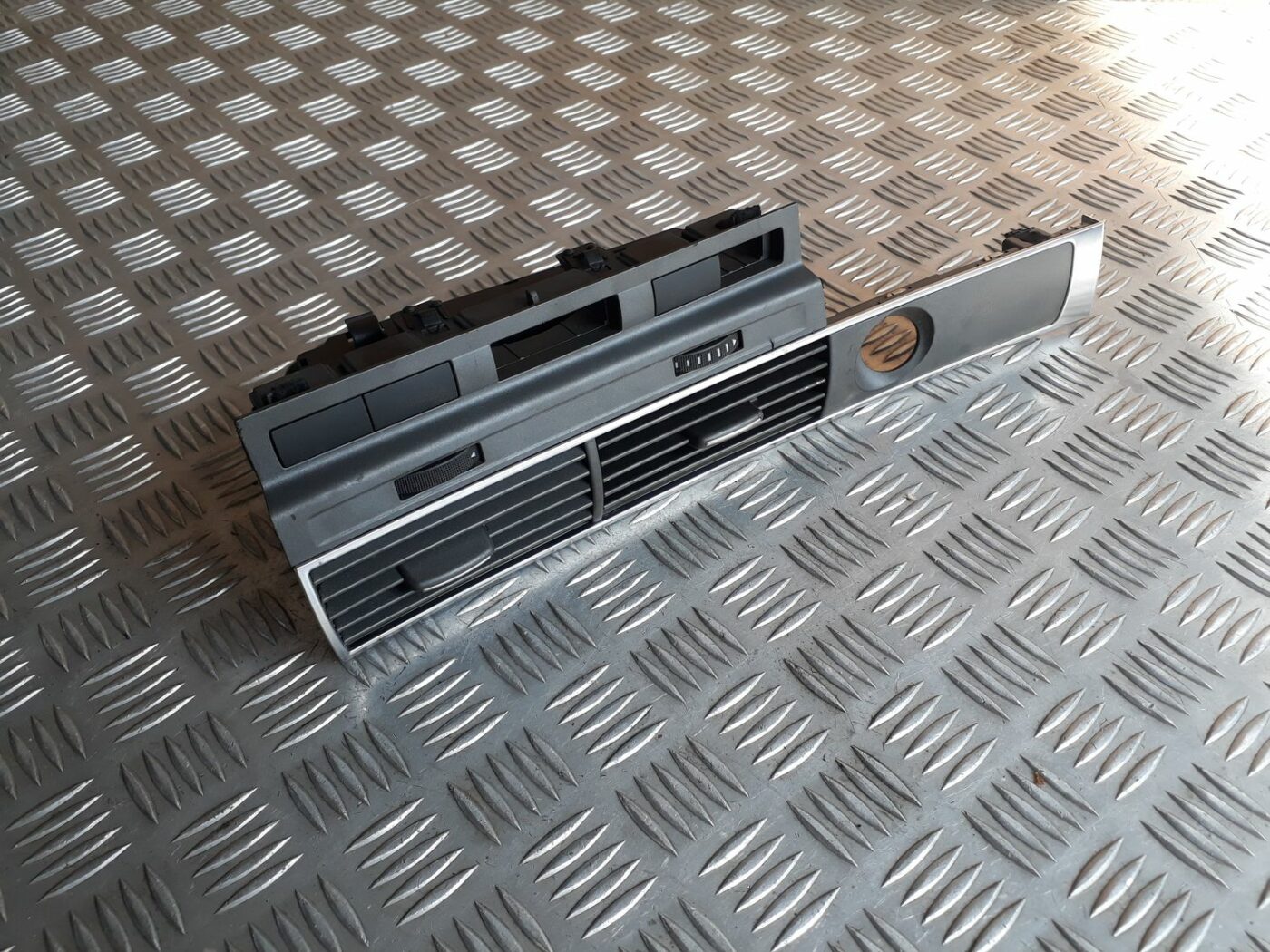 Mērinstrumentu paneļa gaisa vads, centrā priekš AUDI A6 AVANT 2006 1 Mērinstrumentu paneļa gaisa vads, centrā priekš AUDI A6 AVANT 2006