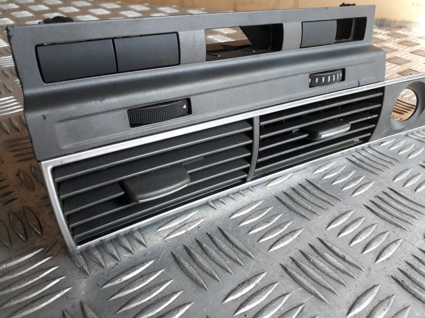 Mērinstrumentu paneļa gaisa vads, centrā priekš AUDI A6 AVANT 2006 2 Mērinstrumentu paneļa gaisa vads, centrā priekš AUDI A6 AVANT 2006