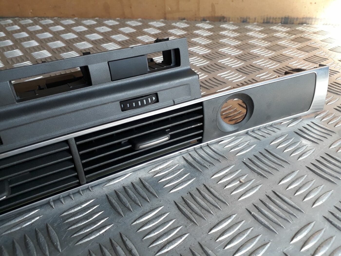 Mērinstrumentu paneļa gaisa vads, centrā priekš AUDI A6 AVANT 2006 6 Mērinstrumentu paneļa gaisa vads, centrā priekš AUDI A6 AVANT 2006