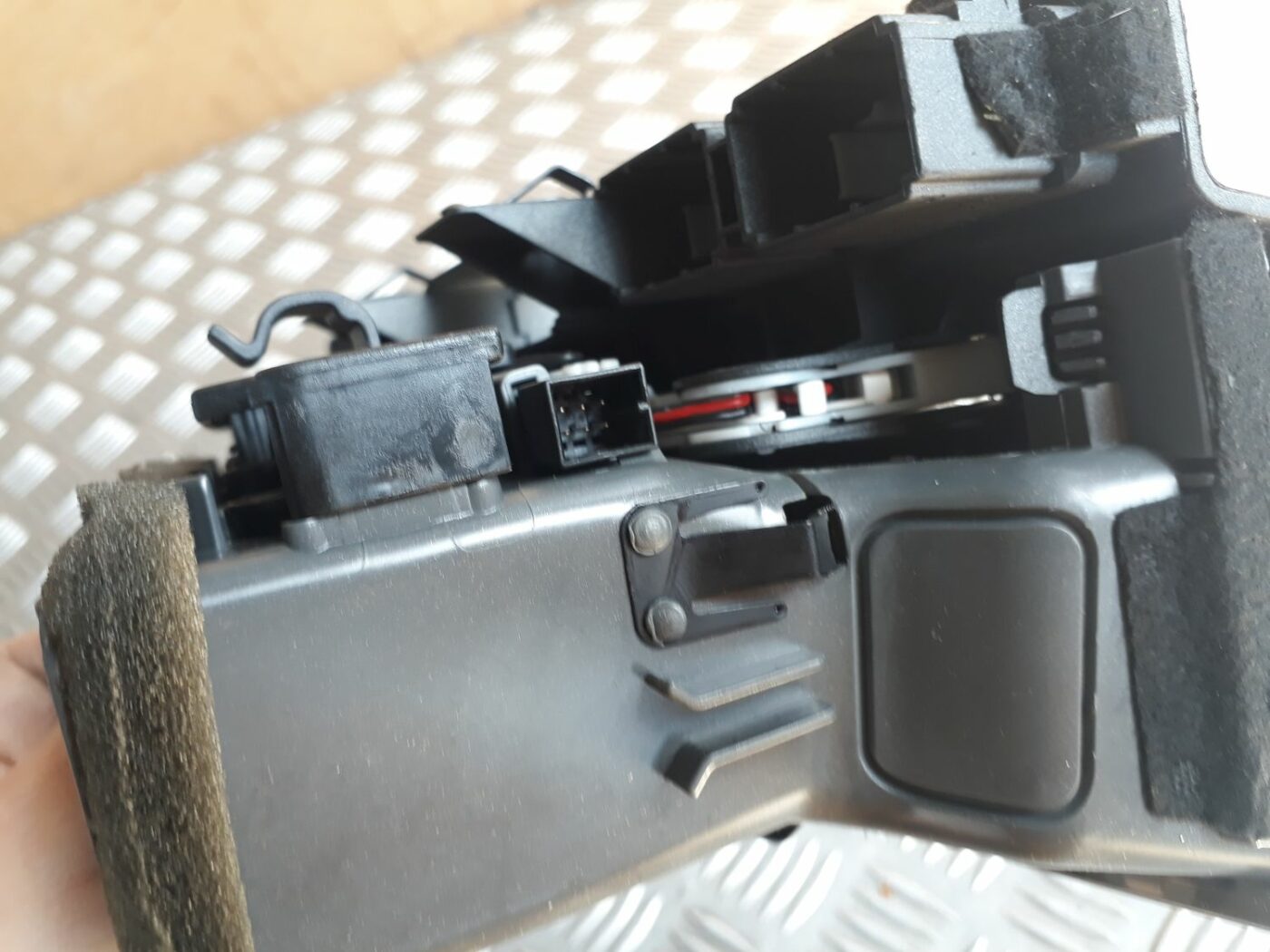 Mērinstrumentu paneļa gaisa vads, centrā priekš AUDI A6 AVANT 2006 4 Mērinstrumentu paneļa gaisa vads, centrā priekš AUDI A6 AVANT 2006