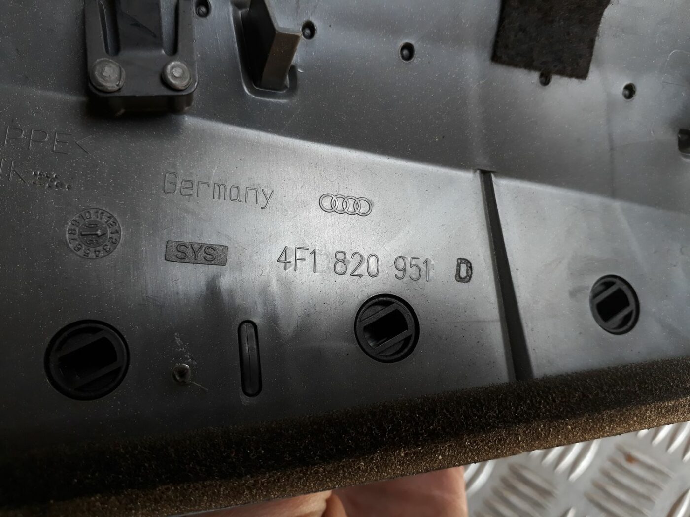 Mērinstrumentu paneļa gaisa vads, centrā priekš AUDI A6 AVANT 2006 3 Mērinstrumentu paneļa gaisa vads, centrā priekš AUDI A6 AVANT 2006