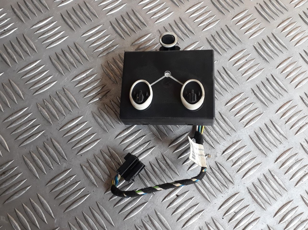 Priekšējo kreiso durvju vadības bloks priekš AUDI A6 AVANT 2006 2 Priekšējo kreiso durvju vadības bloks priekš AUDI A6 AVANT 2006