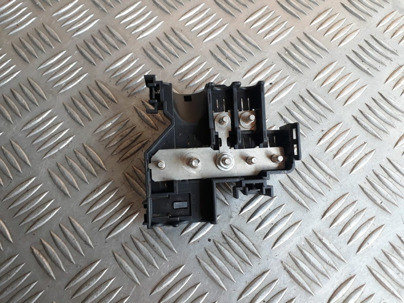 Drošinātāju relejas kaste priekš AUDI A6 AVANT 2006 2 Drošinātāju relejas kaste priekš AUDI A6 AVANT 2006