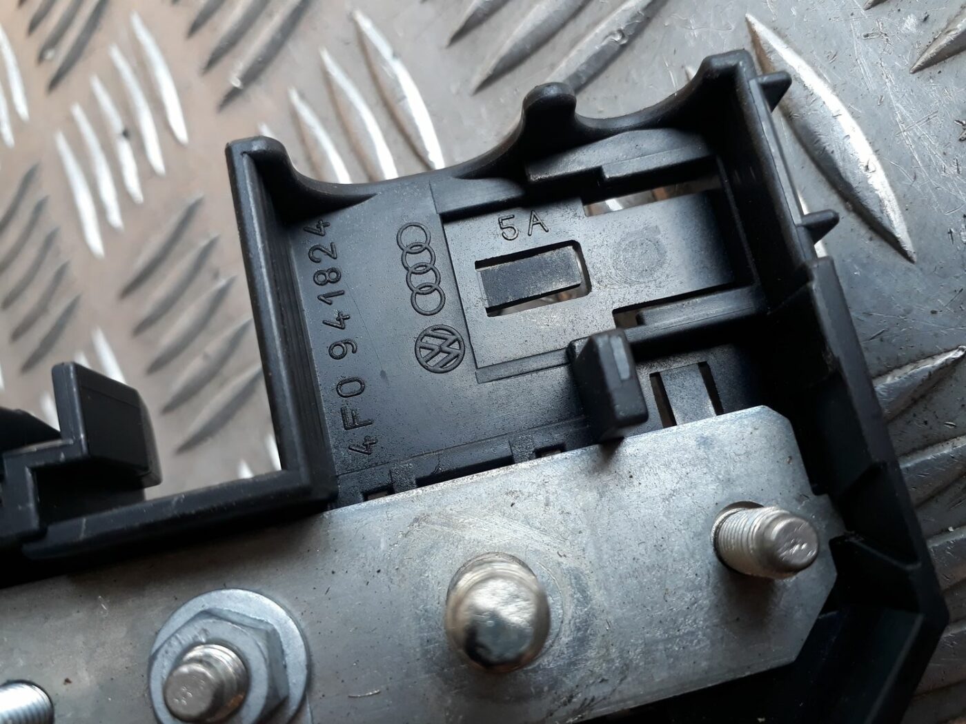 Drošinātāju relejas kaste priekš AUDI A6 AVANT 2006 3 Drošinātāju relejas kaste priekš AUDI A6 AVANT 2006