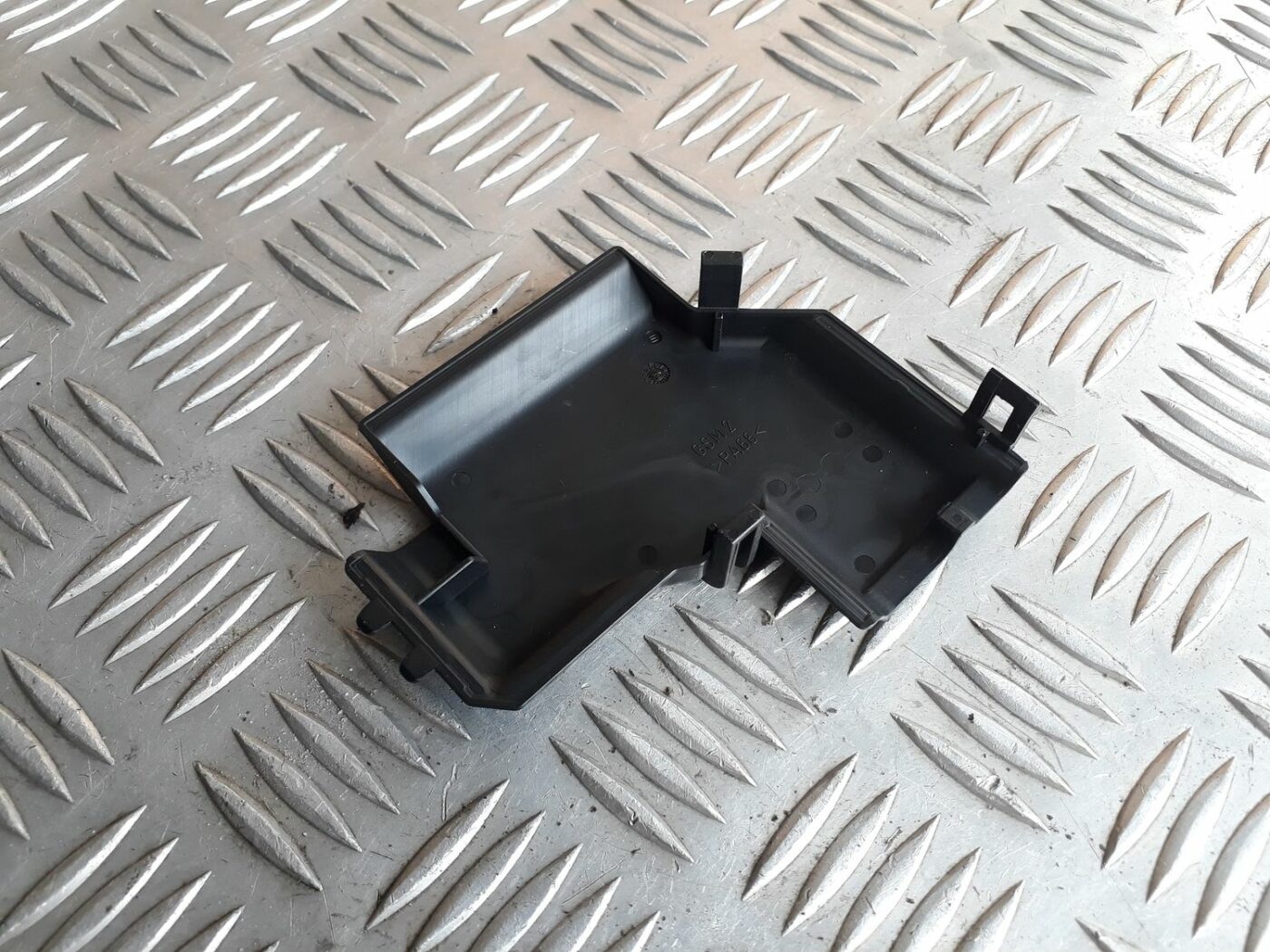 Drošinātāju kārbas korpusa vāks priekš AUDI A6 AVANT 2006 2 Drošinātāju kārbas korpusa vāks priekš AUDI A6 AVANT 2006