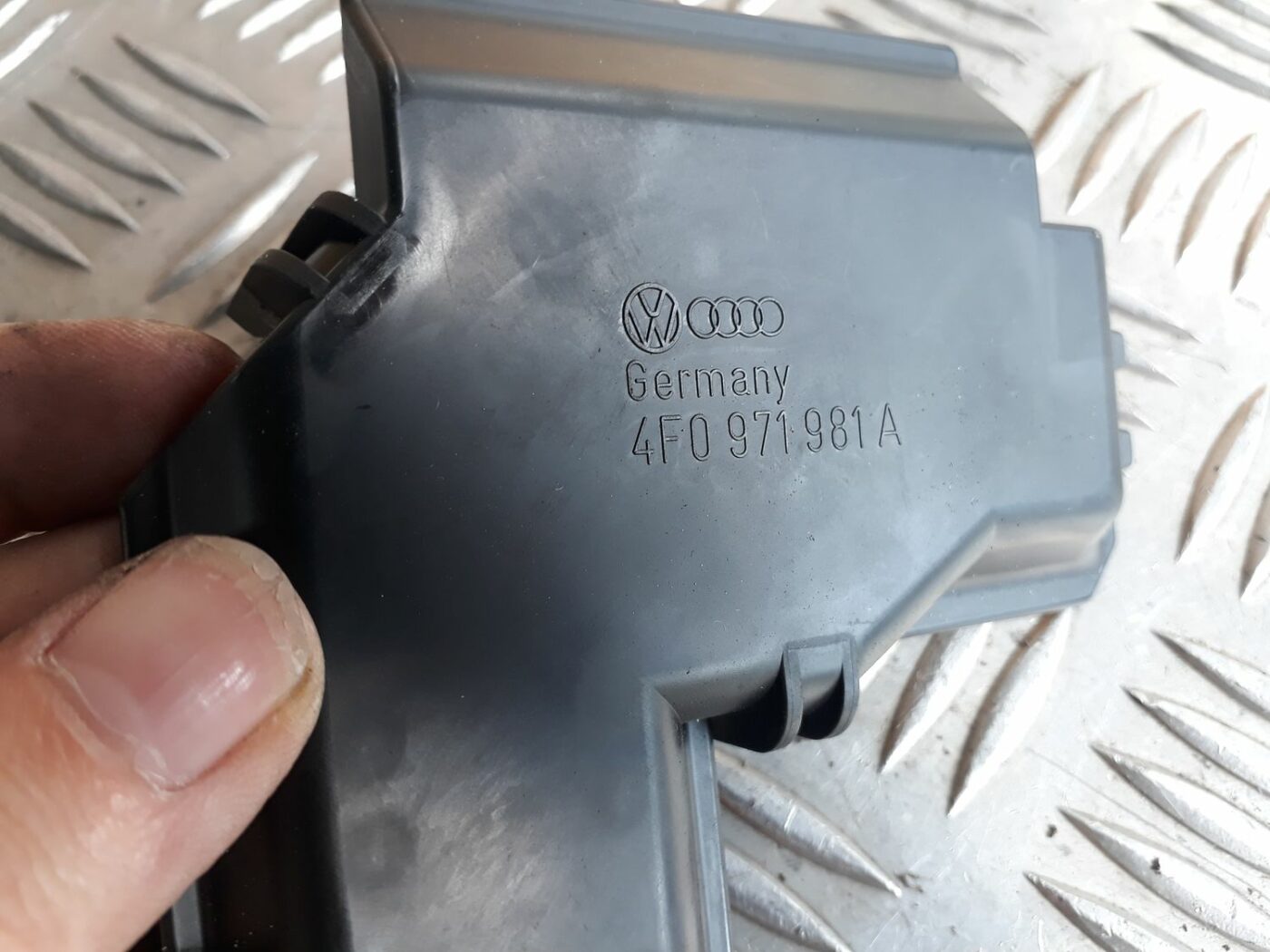 Drošinātāju kārbas korpusa vāks priekš AUDI A6 AVANT 2006 3 Drošinātāju kārbas korpusa vāks priekš AUDI A6 AVANT 2006