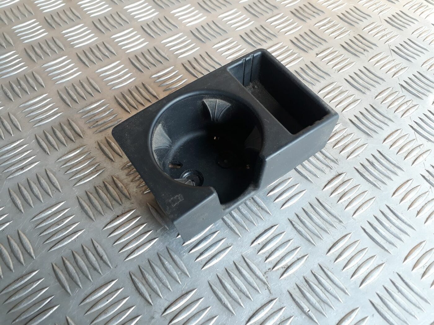 Krūzes turētājs priekš AUDI A6 AVANT 2006