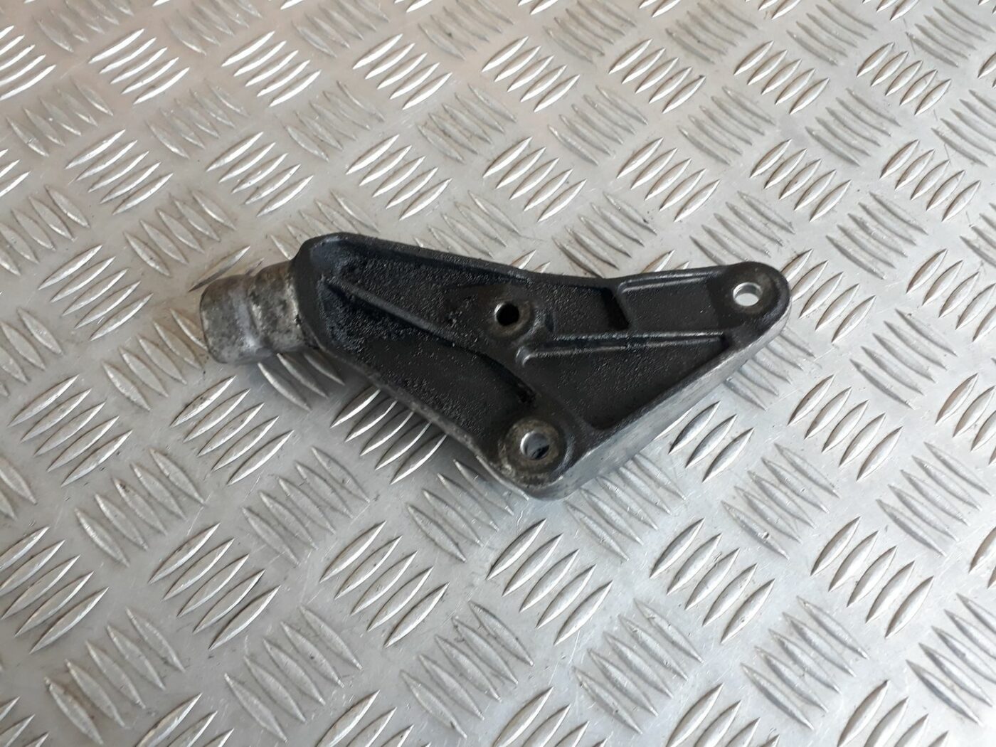 Dzinēja kronšteins priekš AUDI A6 AVANT 2006 2 Dzinēja kronšteins priekš AUDI A6 AVANT 2006