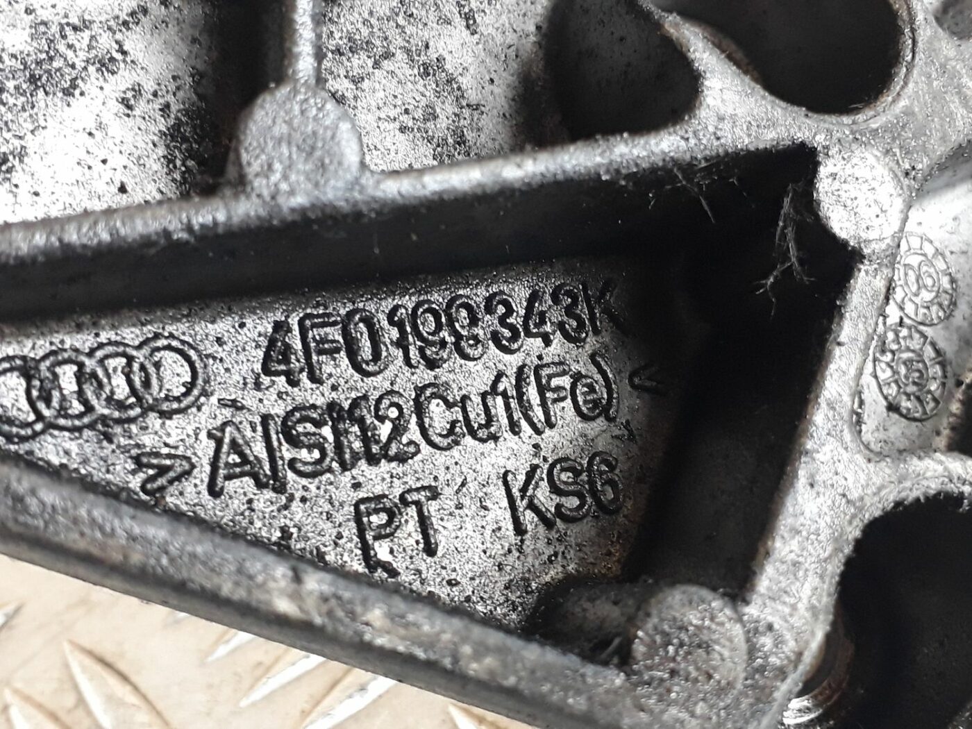 Dzinēja kronšteins priekš AUDI A6 AVANT 2006 3 Dzinēja kronšteins priekš AUDI A6 AVANT 2006