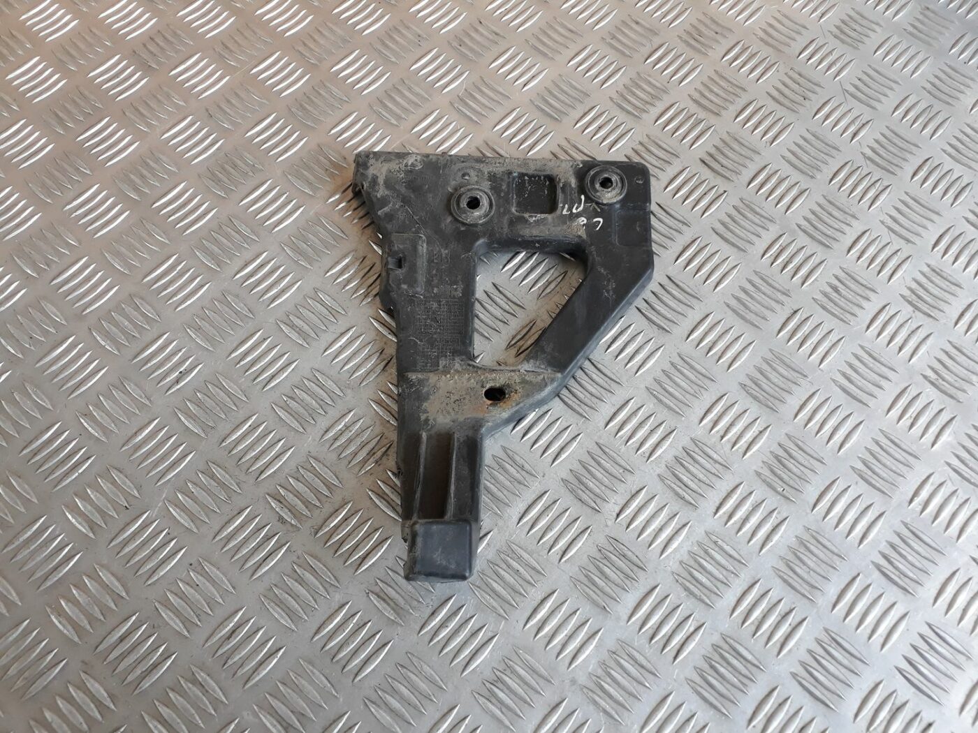 Priekšējā spārna un bufera stiprinājums priekš AUDI A6 AVANT 2006 1 Priekšējā spārna un bufera stiprinājums priekš AUDI A6 AVANT 2006