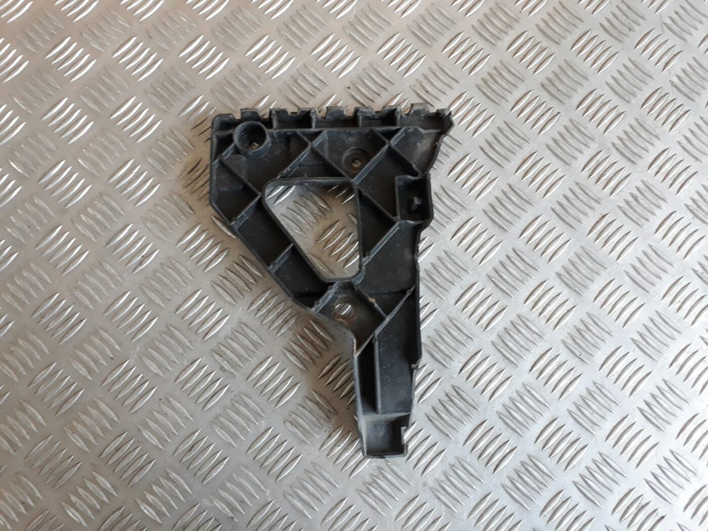 Priekšējā spārna un bufera stiprinājums priekš AUDI A6 AVANT 2006 2 Priekšējā spārna un bufera stiprinājums priekš AUDI A6 AVANT 2006