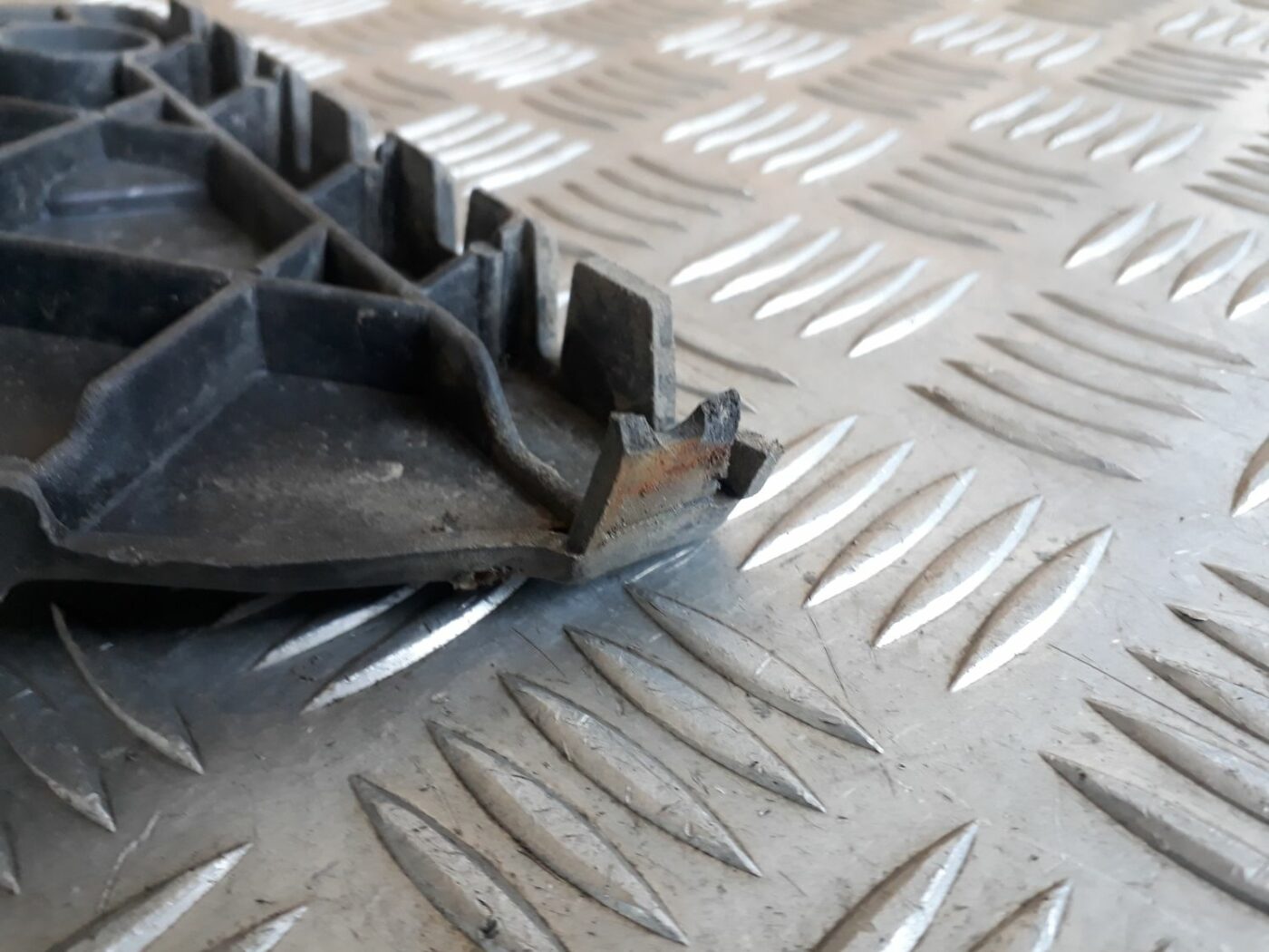 Priekšējā spārna un bufera stiprinājums priekš AUDI A6 AVANT 2006 5 Priekšējā spārna un bufera stiprinājums priekš AUDI A6 AVANT 2006