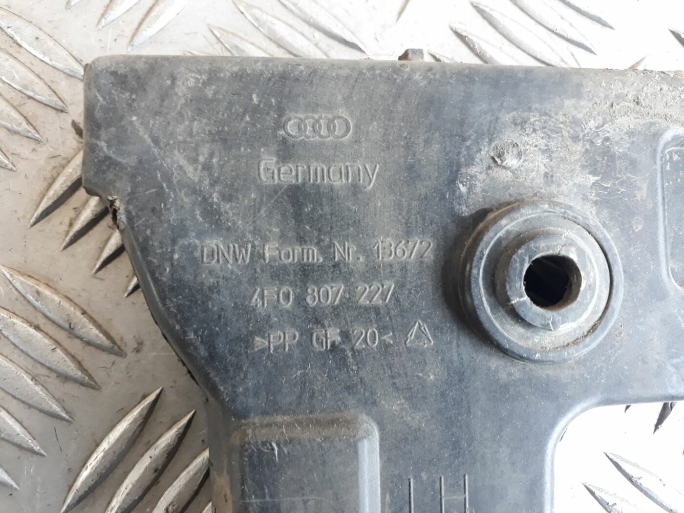 Priekšējā spārna un bufera stiprinājums priekš AUDI A6 AVANT 2006 4 Priekšējā spārna un bufera stiprinājums priekš AUDI A6 AVANT 2006