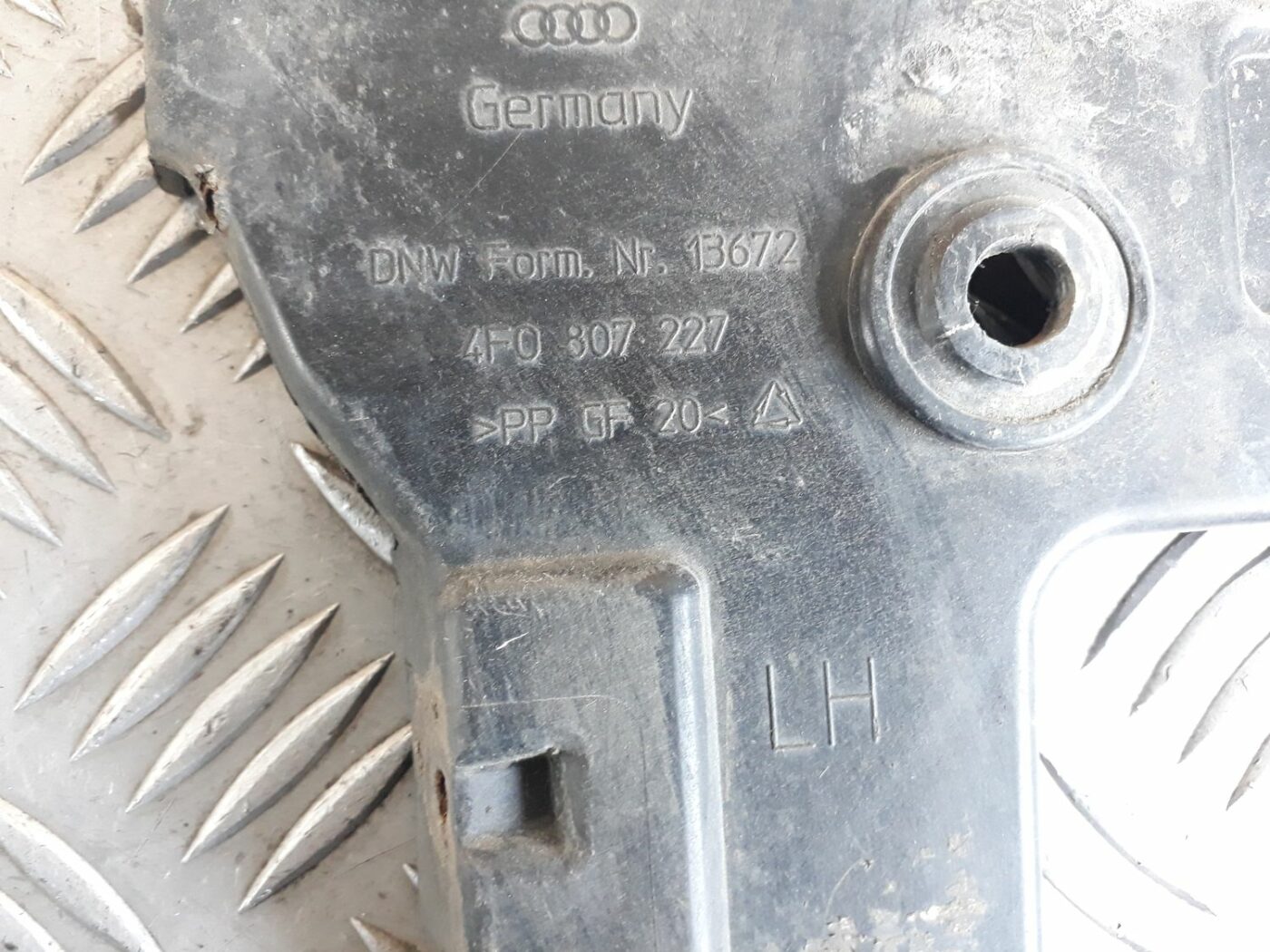 Priekšējā spārna un bufera stiprinājums priekš AUDI A6 AVANT 2006 3 Priekšējā spārna un bufera stiprinājums priekš AUDI A6 AVANT 2006