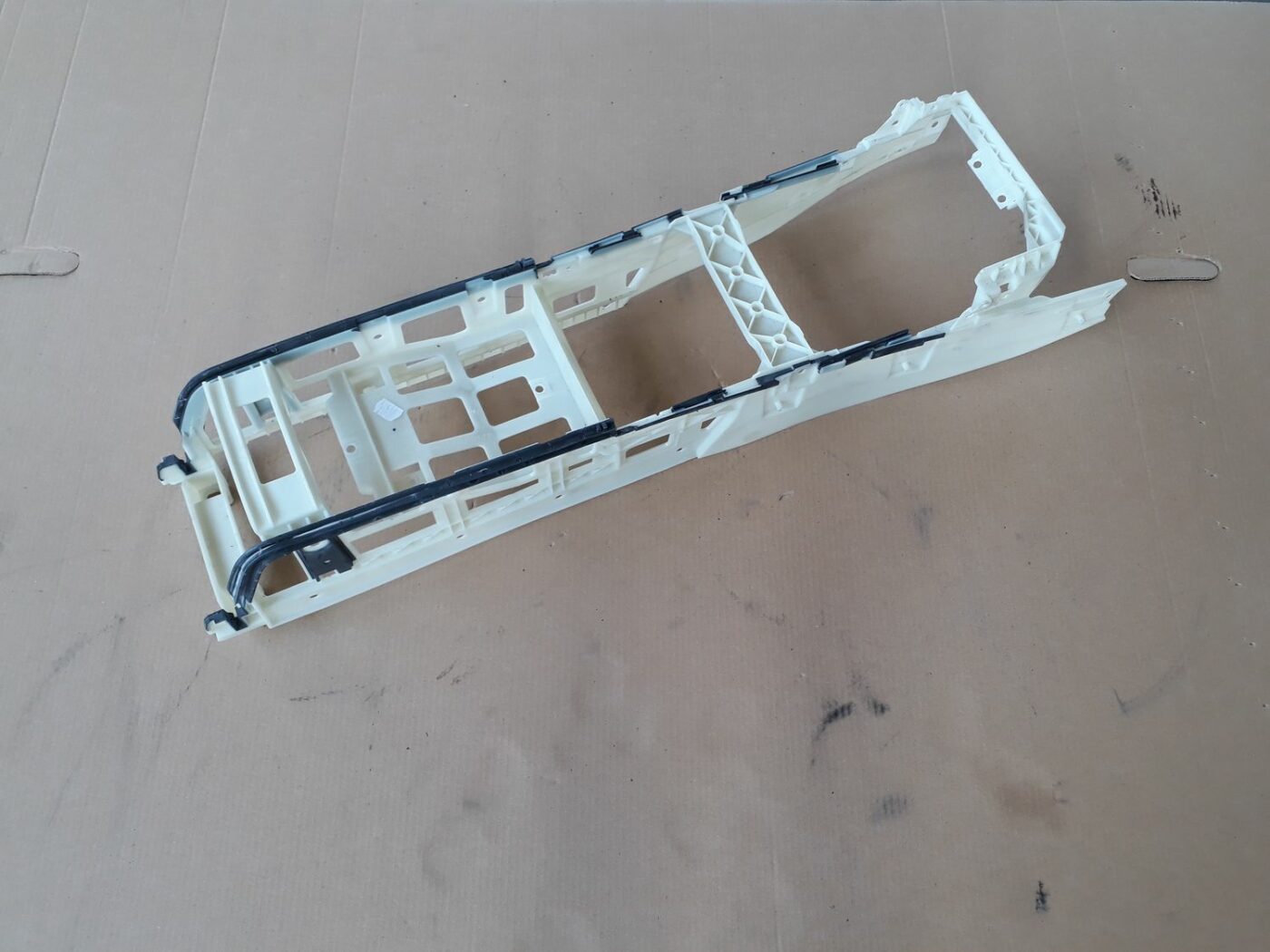 Centrālās konsoles iekšējā plastmasa priekš AUDI A6 AVANT 2006 1 Centrālās konsoles iekšējā plastmasa priekš AUDI A6 AVANT 2006