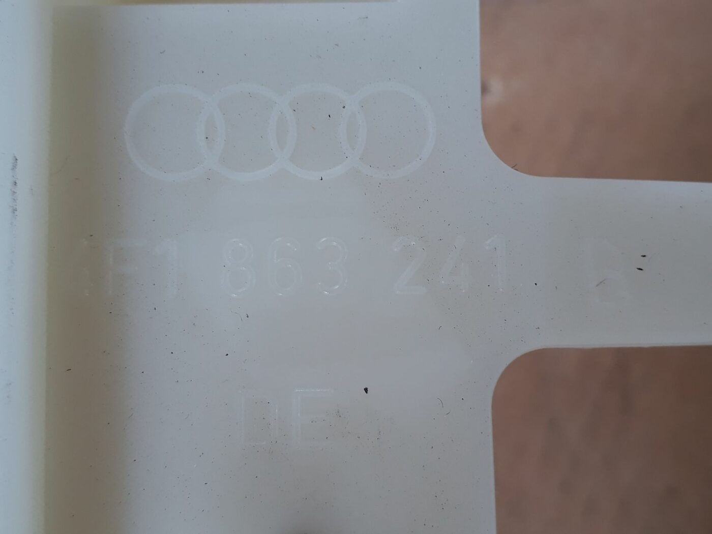 Centrālās konsoles iekšējā plastmasa priekš AUDI A6 AVANT 2006 2 Centrālās konsoles iekšējā plastmasa priekš AUDI A6 AVANT 2006