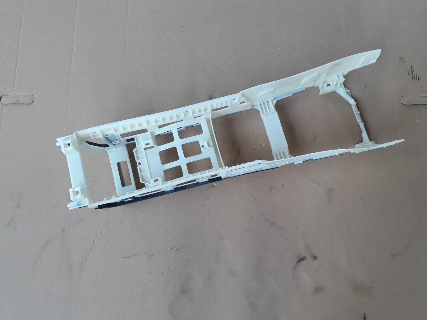 Centrālās konsoles iekšējā plastmasa priekš AUDI A6 AVANT 2006 3 Centrālās konsoles iekšējā plastmasa priekš AUDI A6 AVANT 2006