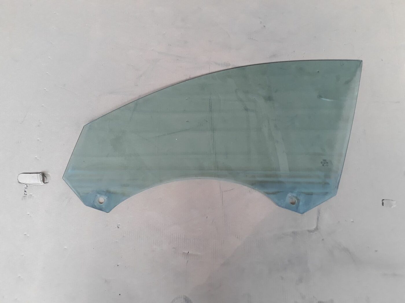 Priekšējo kreiso durvju stikls priekš AUDI A6 AVANT 2006 1 Priekšējo kreiso durvju stikls priekš AUDI A6 AVANT 2006