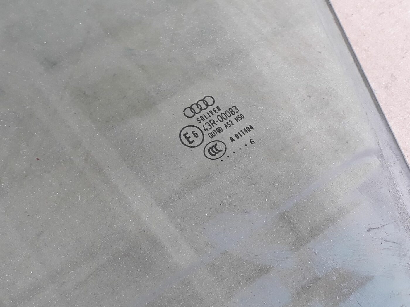 Priekšējo kreiso durvju stikls priekš AUDI A6 AVANT 2006 2 Priekšējo kreiso durvju stikls priekš AUDI A6 AVANT 2006