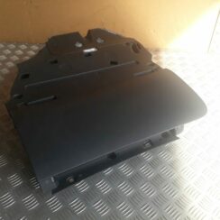 Mantu glabāšanas nodalījums pasažiera pusē priekš AUDI A6 AVANT 2006