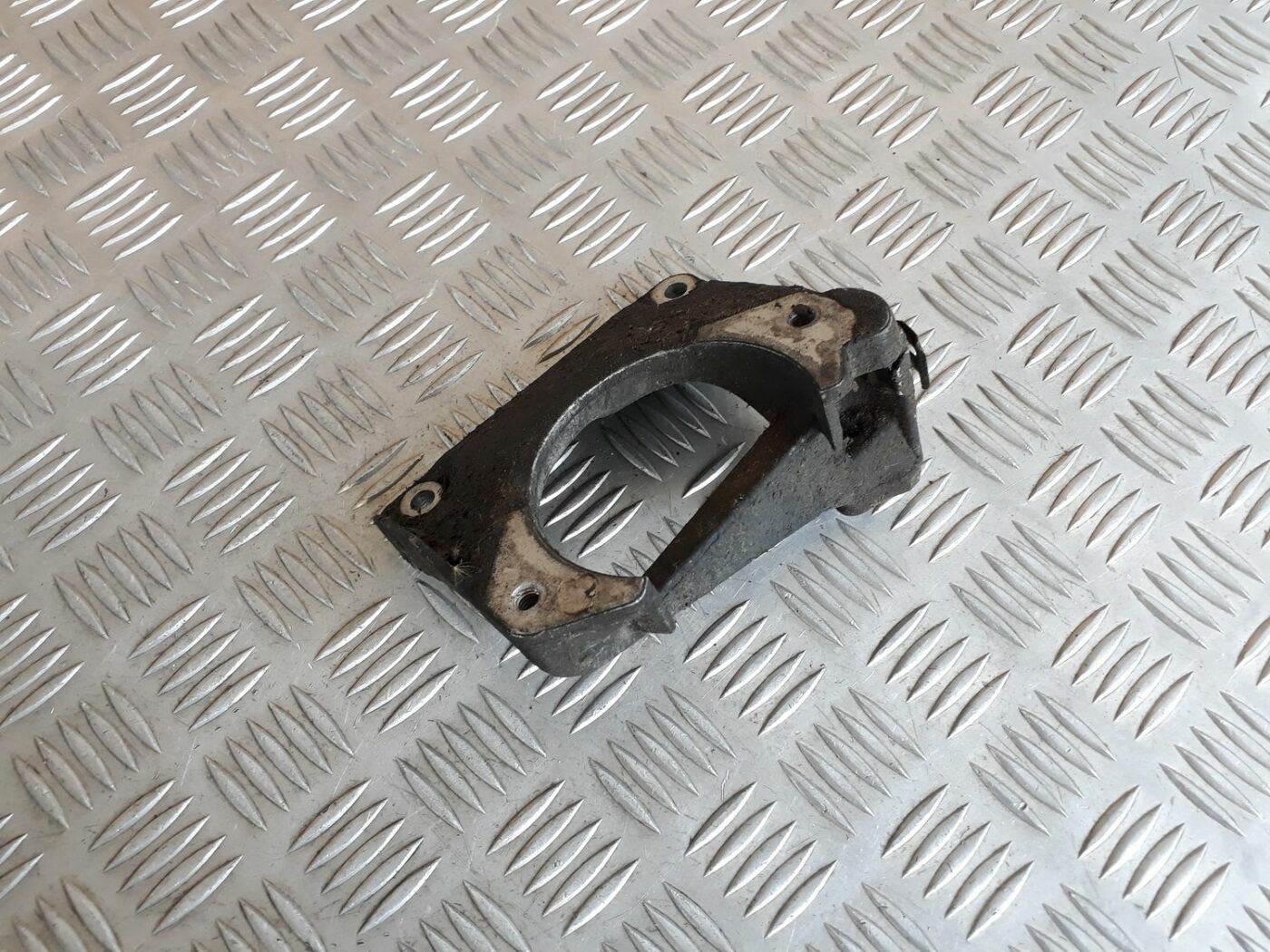 Dzinēja kronšteins priekš BMW 530D E61 2006 TOURING BLUE 2 Dzinēja kronšteins priekš BMW 530D E61 2006 TOURING BLUE