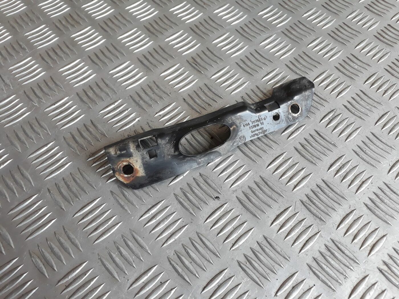 Vējstikla mazgātāja tvertnes kronšteins priekš BMW 530D E61 2006 TOURING BLUE