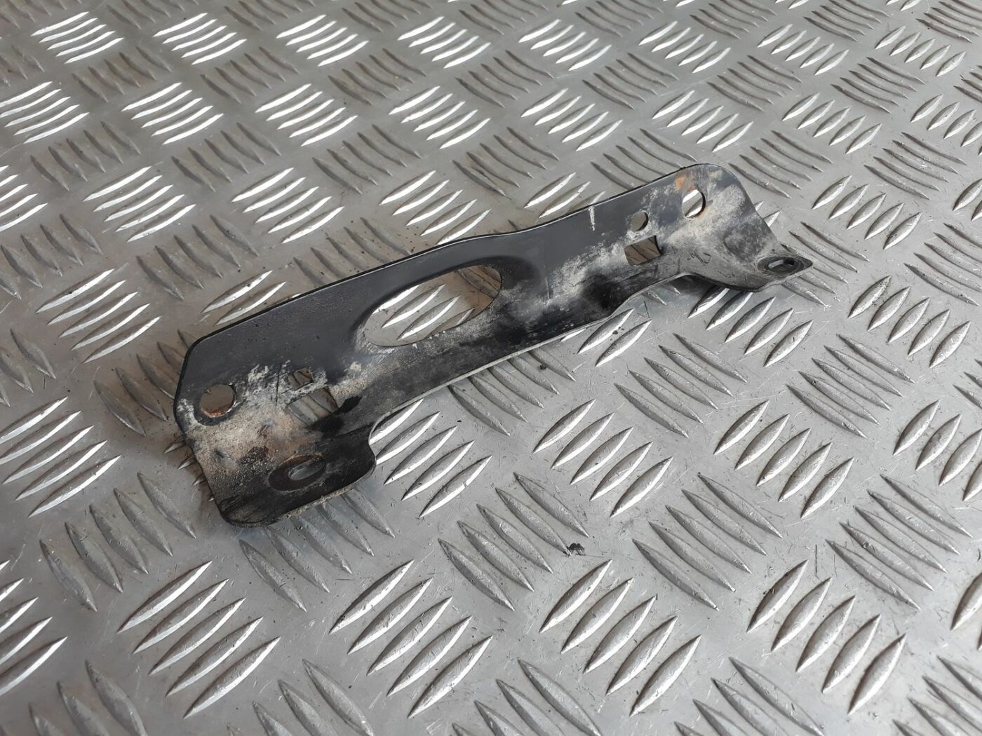 Vējstikla mazgātāja tvertnes kronšteins priekš BMW 530D E61 2006 TOURING BLUE