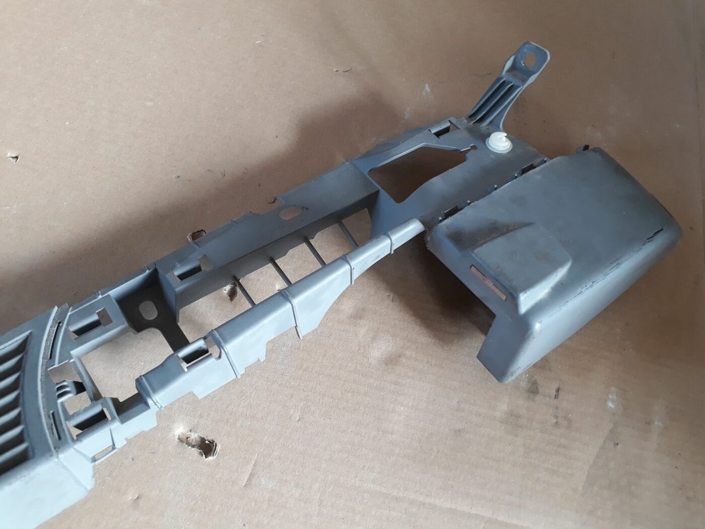 Bagāžnieka nodalījuma ventilācijas režģis priekš BMW 530D E61 2006 TOURING BLUE